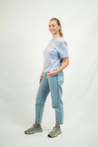 Model zeigt hochwertiges Mission One More Baumwollshirt mit glaubensbasierter Botschaft Heaven on Earth