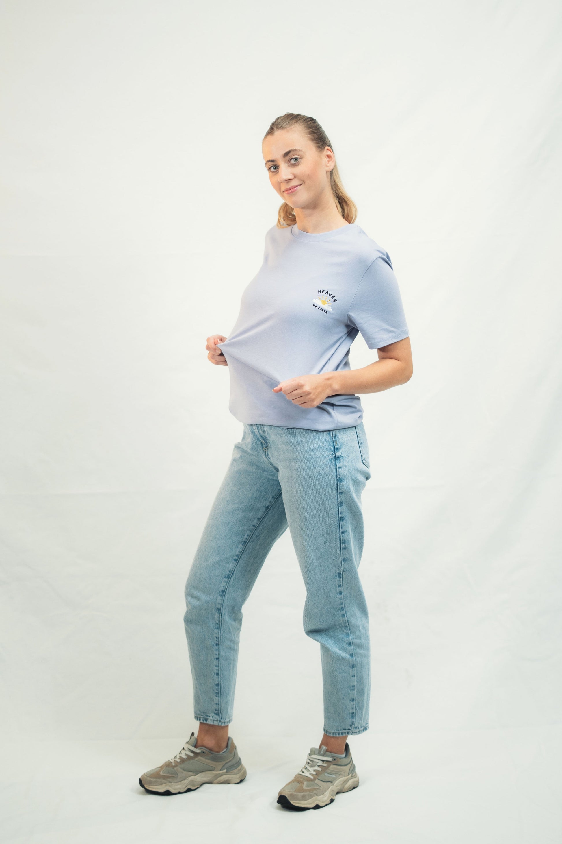 Model präsentiert nachhaltiges Mission One More Shirt in Lavender dezente Glaubensbotschaft Heaven on Earth