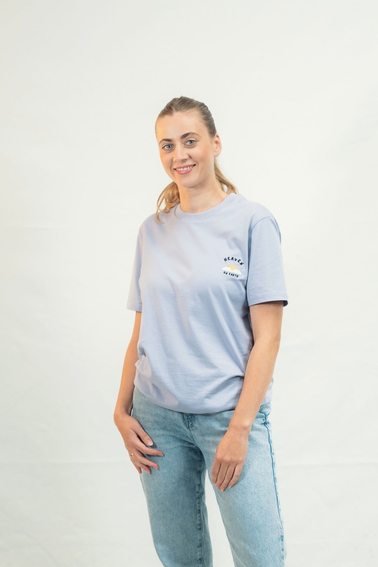 Model trägt christliches Mission One More T-Shirt Heaven on Earth fair & ökologisch produziert
