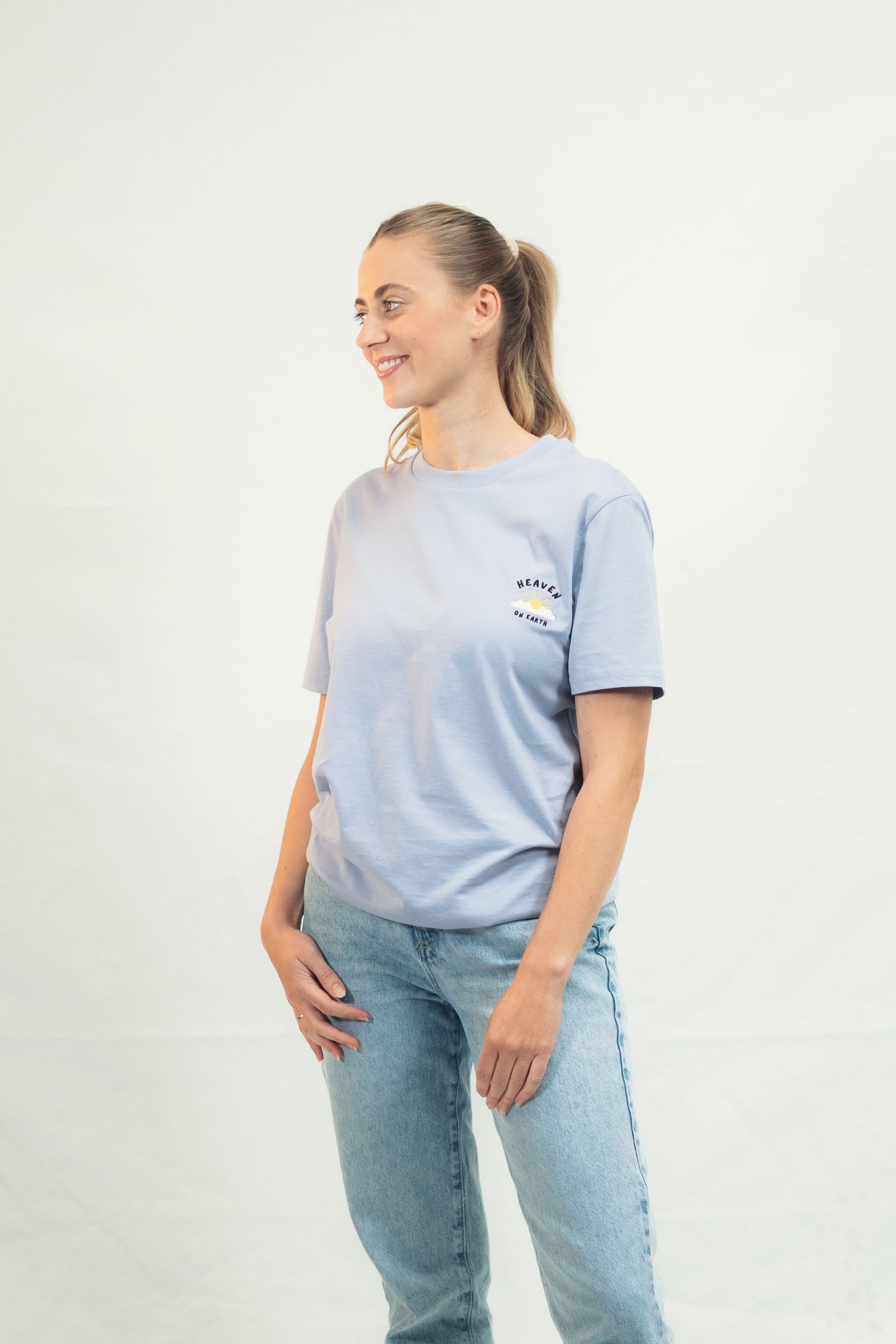 Mission One More T-Shirt in Lavender aus nachhaltiger Baumwolle dezente christliche Grafik am Model