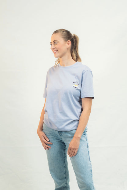 Mission One More T-Shirt in Lavender aus nachhaltiger Baumwolle dezente christliche Grafik am Model
