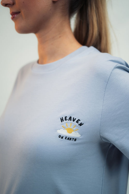 Mission One More T-Shirt christlich inspiriert aus ökologischem Material in Lavender Modelnahaufnahme