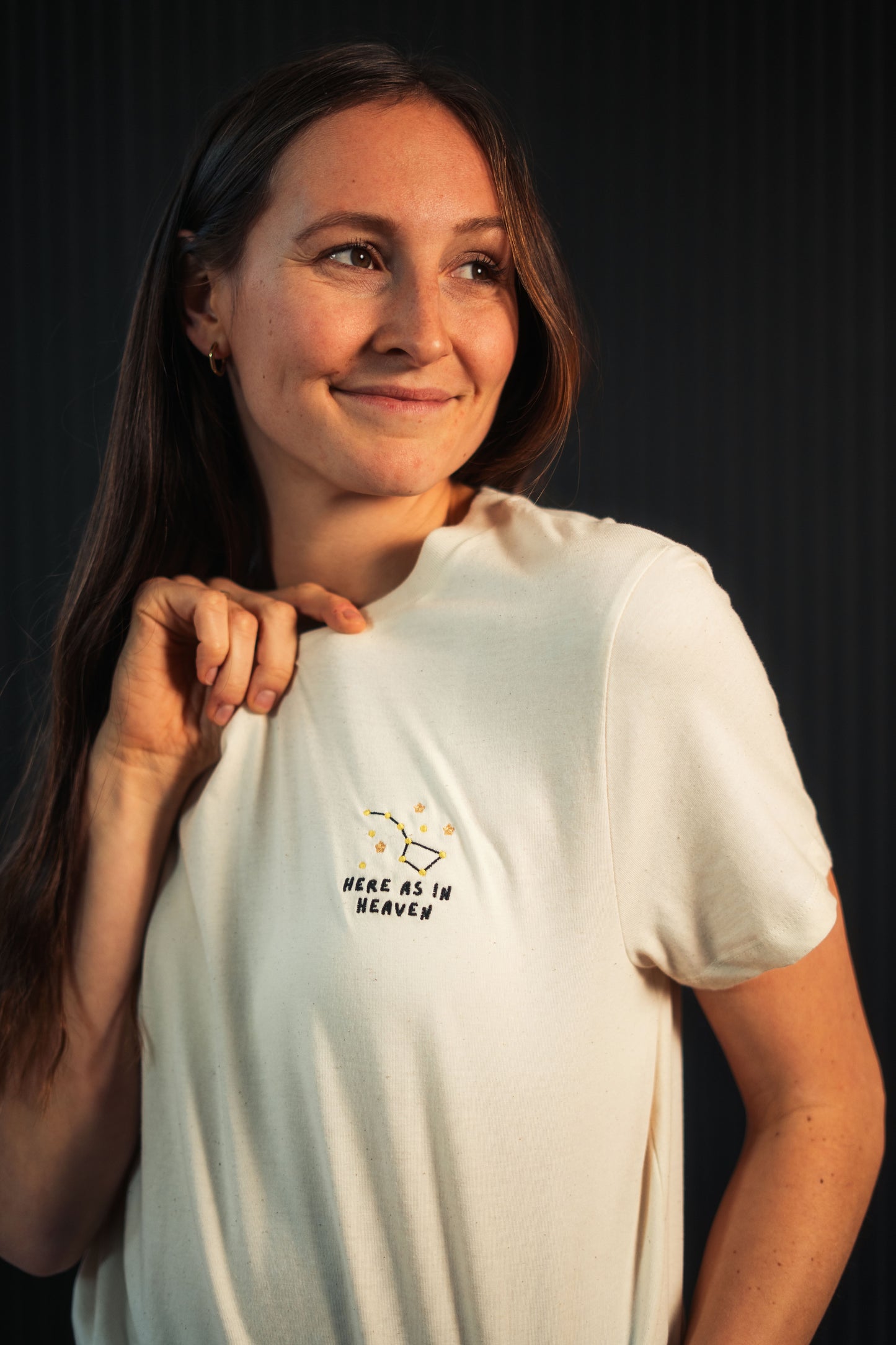 Model trägt Mission One More Glaubensshirt "Here as in Heaven" nachhaltig gefertigt in Natural Rw