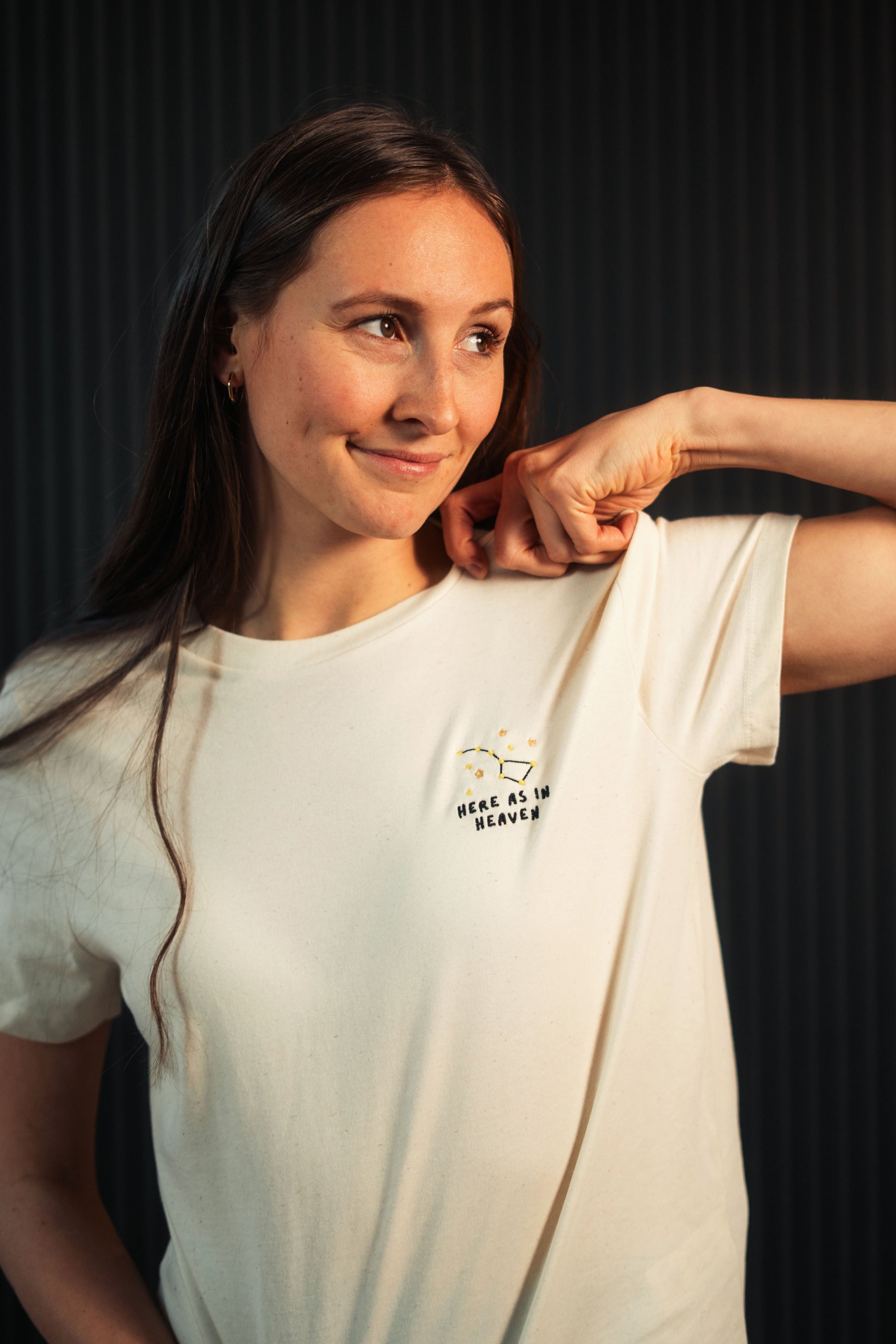 Model präsentiert Mission One More Shirt mit christlicher Bedeutung "Heaven on Earth" nachhaltiges Design