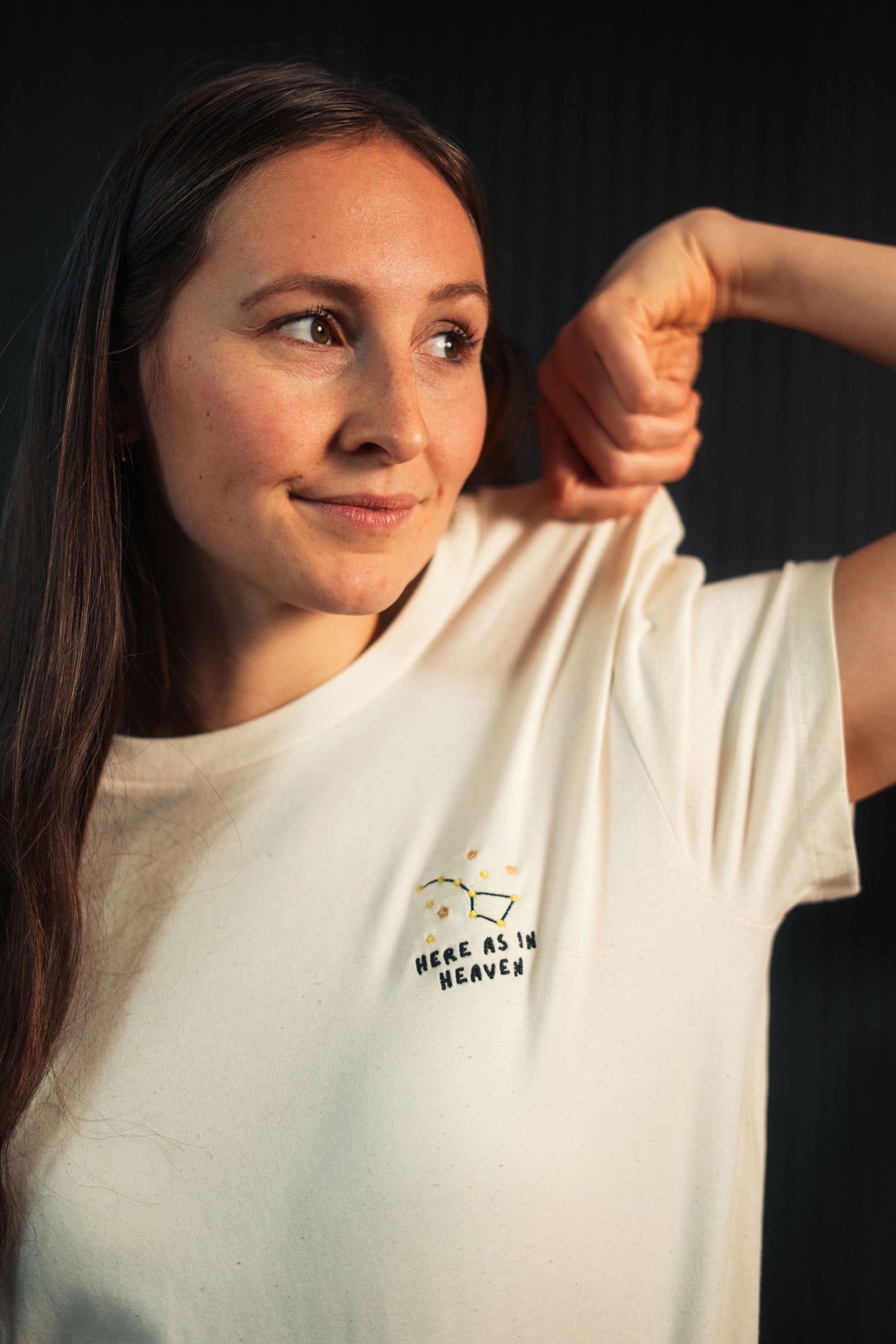 Model trägt Mission One More T-Shirt mit klarer christlicher Botschaft "Here as in Heaven" fair hergestellt