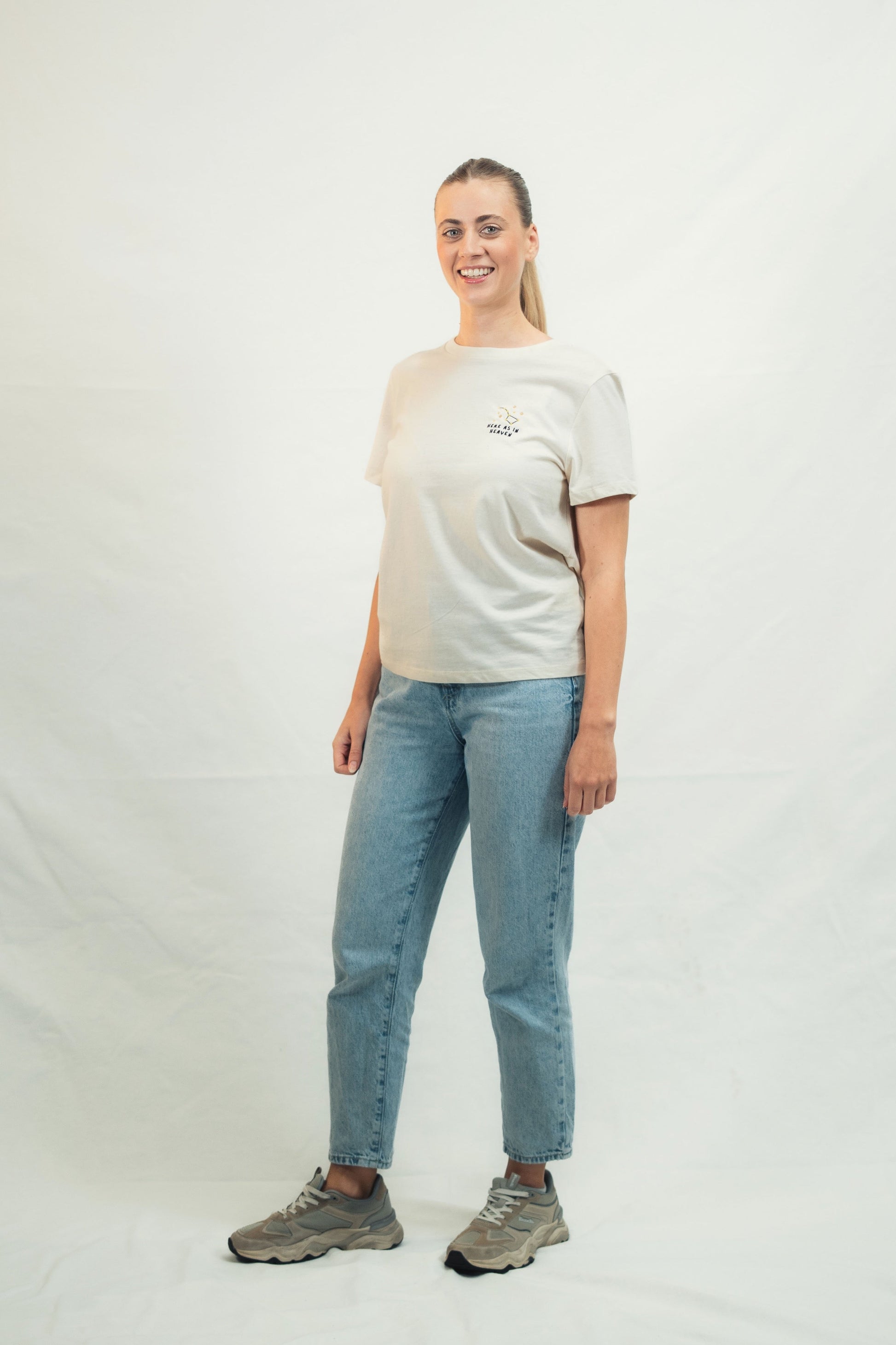 Model zeigt Mission One More T-Shirt mit ökologischem Anspruch & christlichem Fokus Here as in Heaven