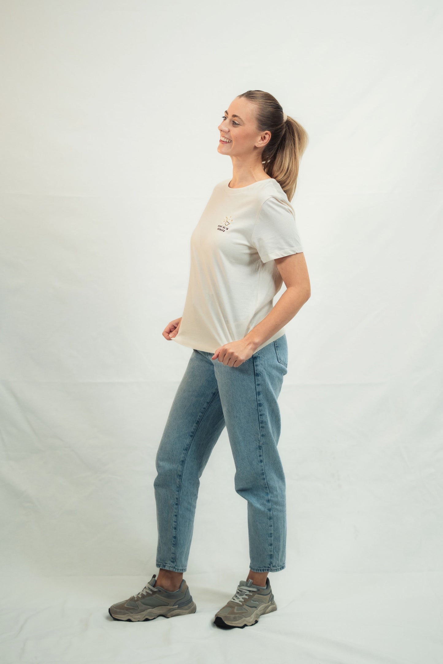 Mission One More christliches Shirt aus Bio-Baumwolle minimalistische Veredelung Modelaufnahme