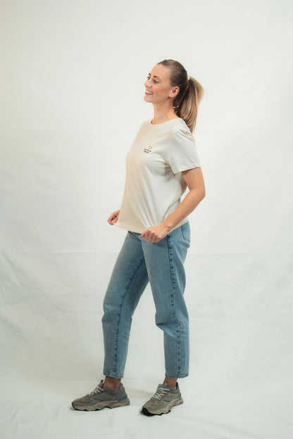 Mission One More christliches Shirt aus Bio-Baumwolle minimalistische Veredelung Modelaufnahme