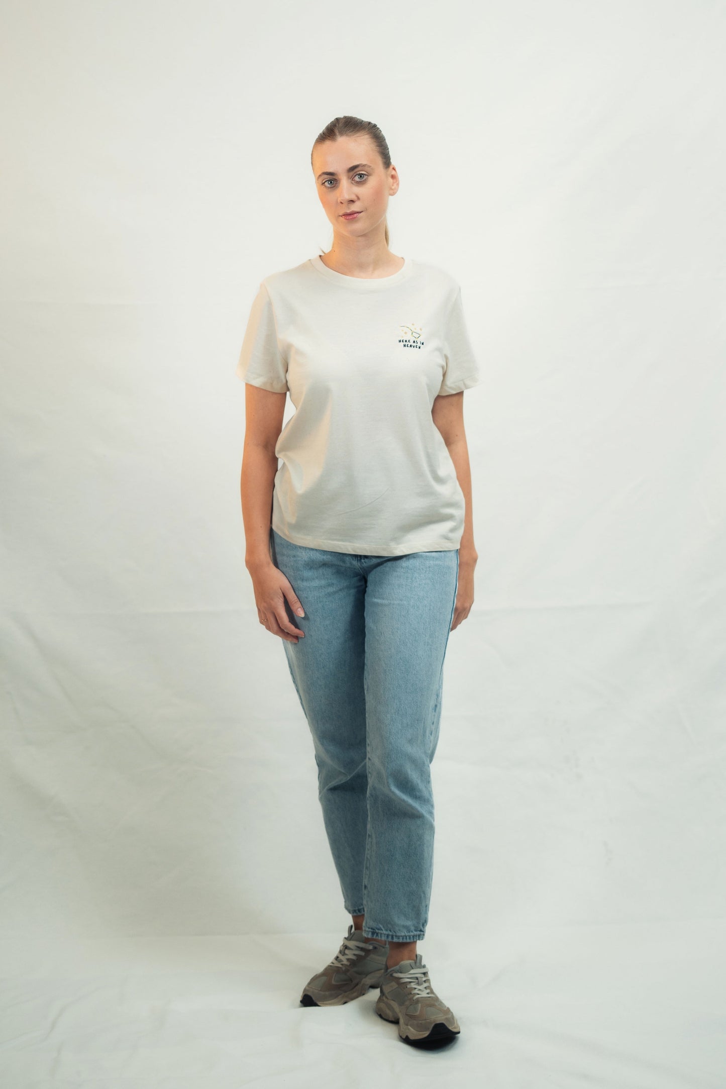 Mission One More Bio-T-Shirt mit zeitloser christlicher Aussage Here as in Heaven vom Model getragen