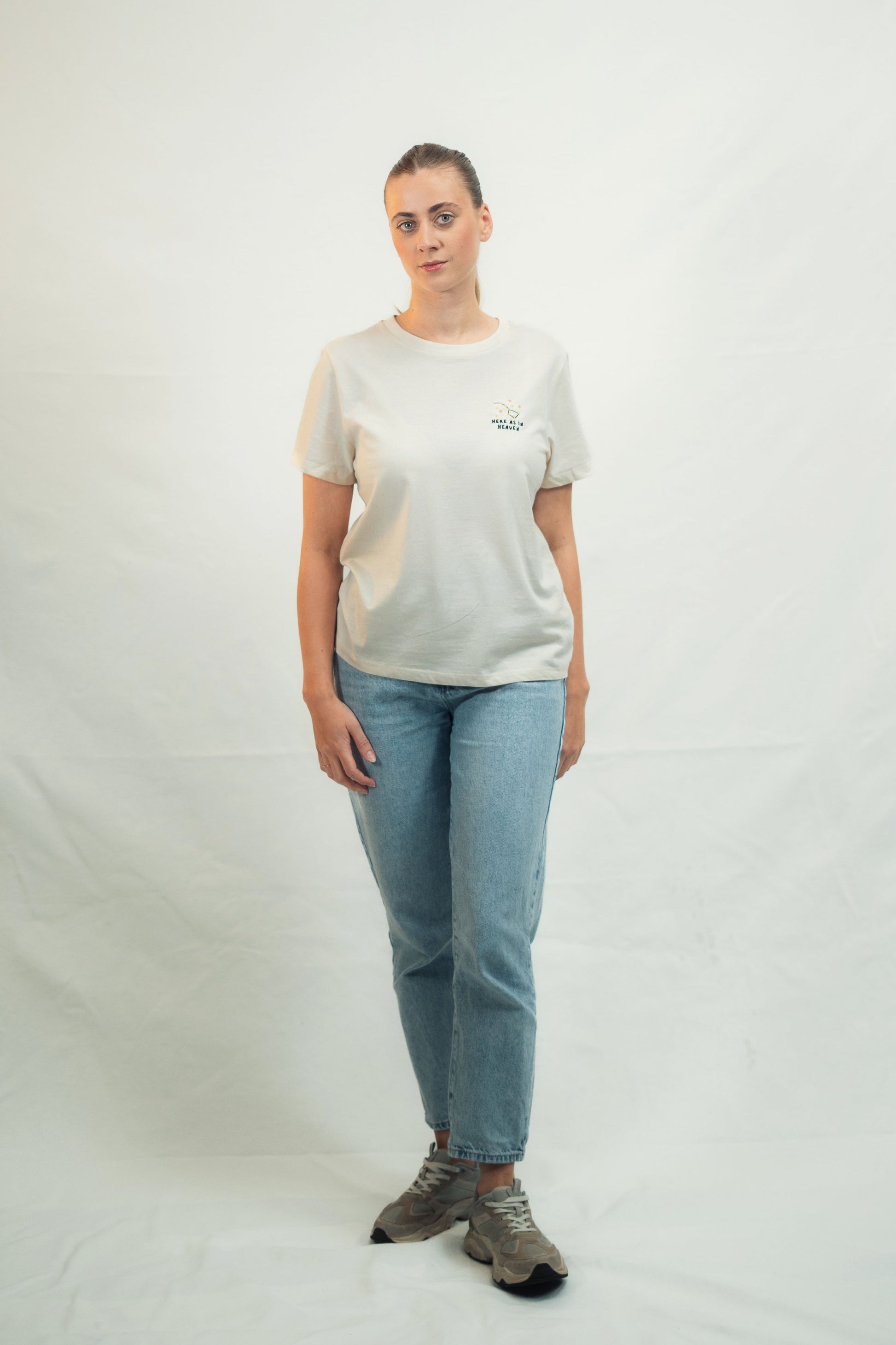 Mission One More Bio-T-Shirt mit zeitloser christlicher Aussage Here as in Heaven vom Model getragen