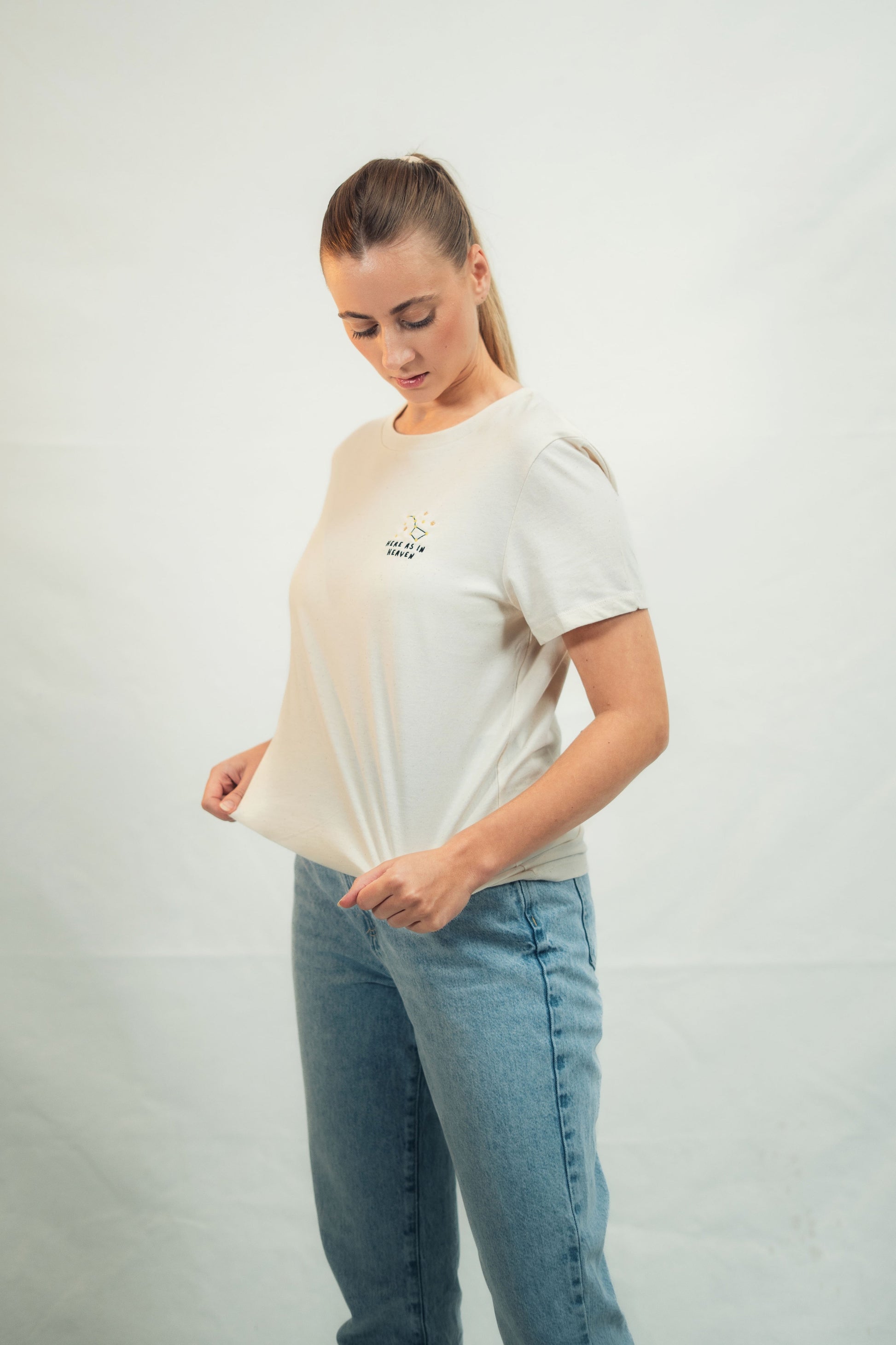 Mission One More Bio-Shirt mit christlichem Fokus "Here as in Heaven" getragen von Model