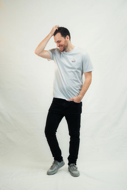 Model trägt Mission One More T-Shirt ‚Here as in Heaven‘ minimalistisch & nachhaltig