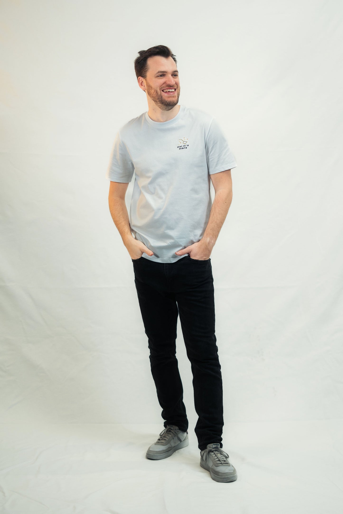 Model zeigt christliches Mission One More Bio-Shirt ‚Here as in Heaven‘ faire Herstellung