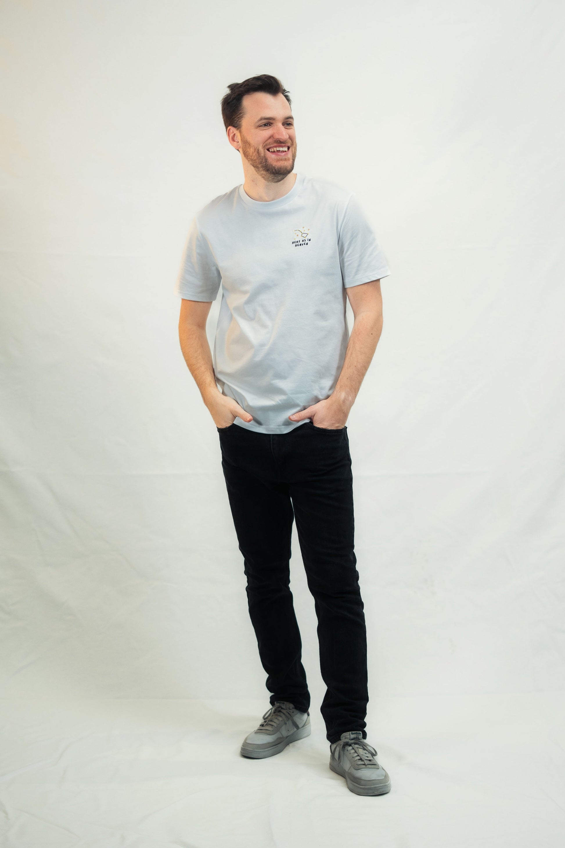 Model zeigt christliches Mission One More Bio-Shirt ‚Here as in Heaven‘ faire Herstellung