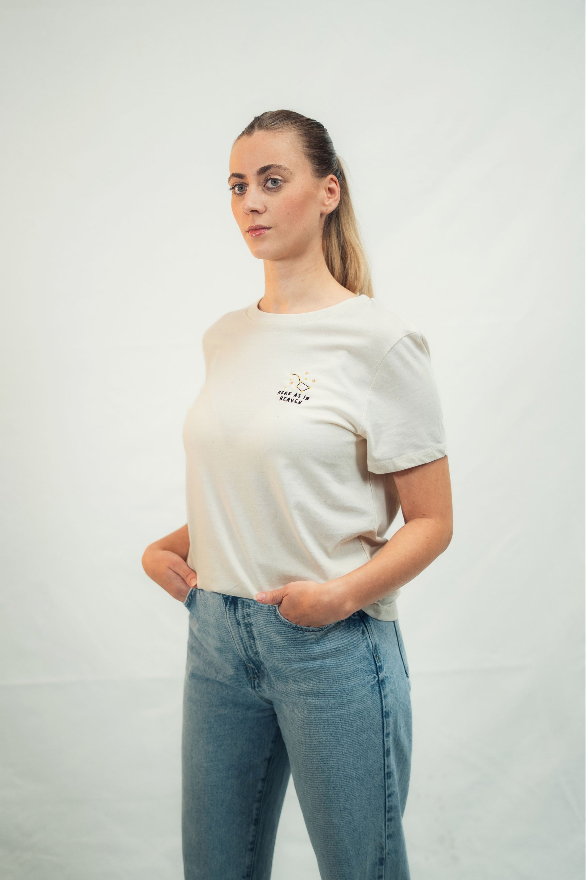 Mission One More T-Shirt mit christlicher Inspiration "Here as in Heaven" aus Bio-Baumwolle am Model