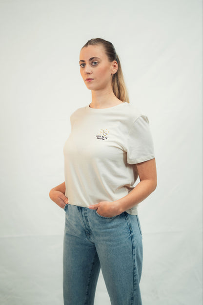 Mission One More T-Shirt mit christlicher Inspiration "Here as in Heaven" aus Bio-Baumwolle am Model