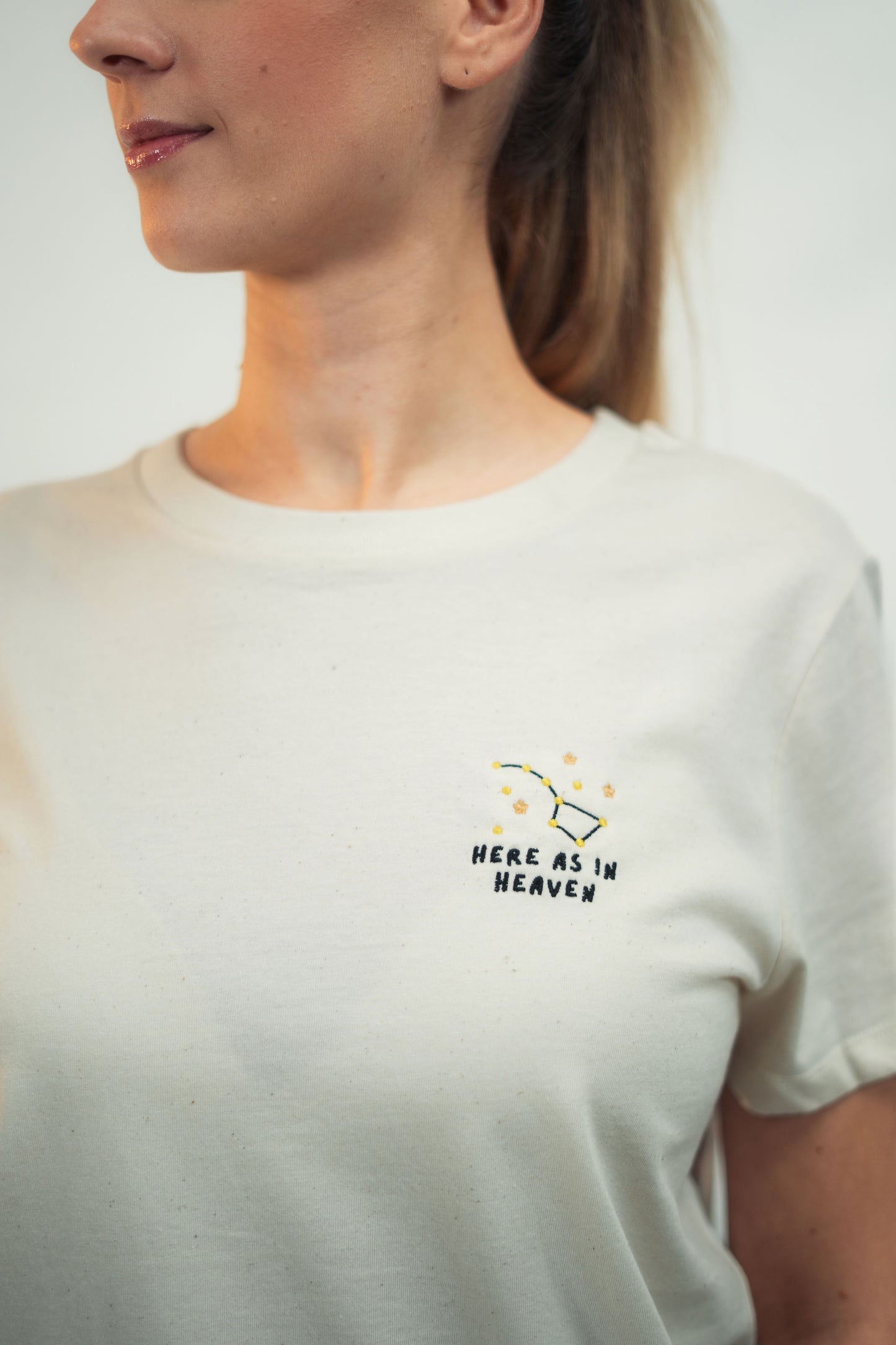 Mission One More T-Shirt Here as in Heaven aus fairer Produktion mit schlichter christlicher Gestaltung in Nahaufnahme