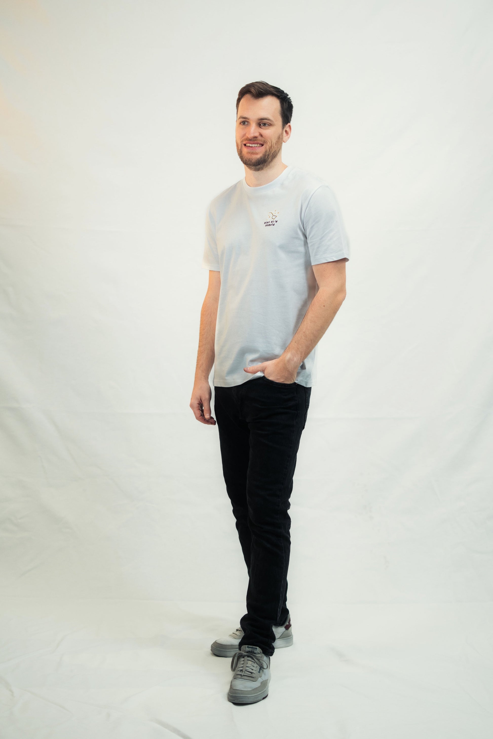 Model präsentiert Mission One More T-Shirt ‚Here as in Heaven‘ ökologische Produktion