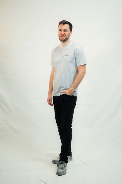 Model präsentiert Mission One More T-Shirt ‚Here as in Heaven‘ ökologische Produktion