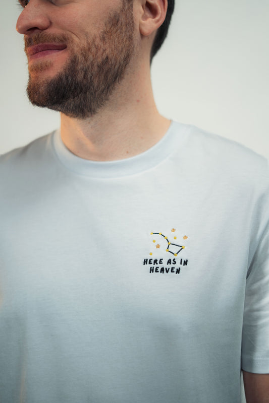 Model trägt Mission One More Bio-T-Shirt ‚Here as in heaven‘ nachhaltig & fair produziert - Nahaufnahme