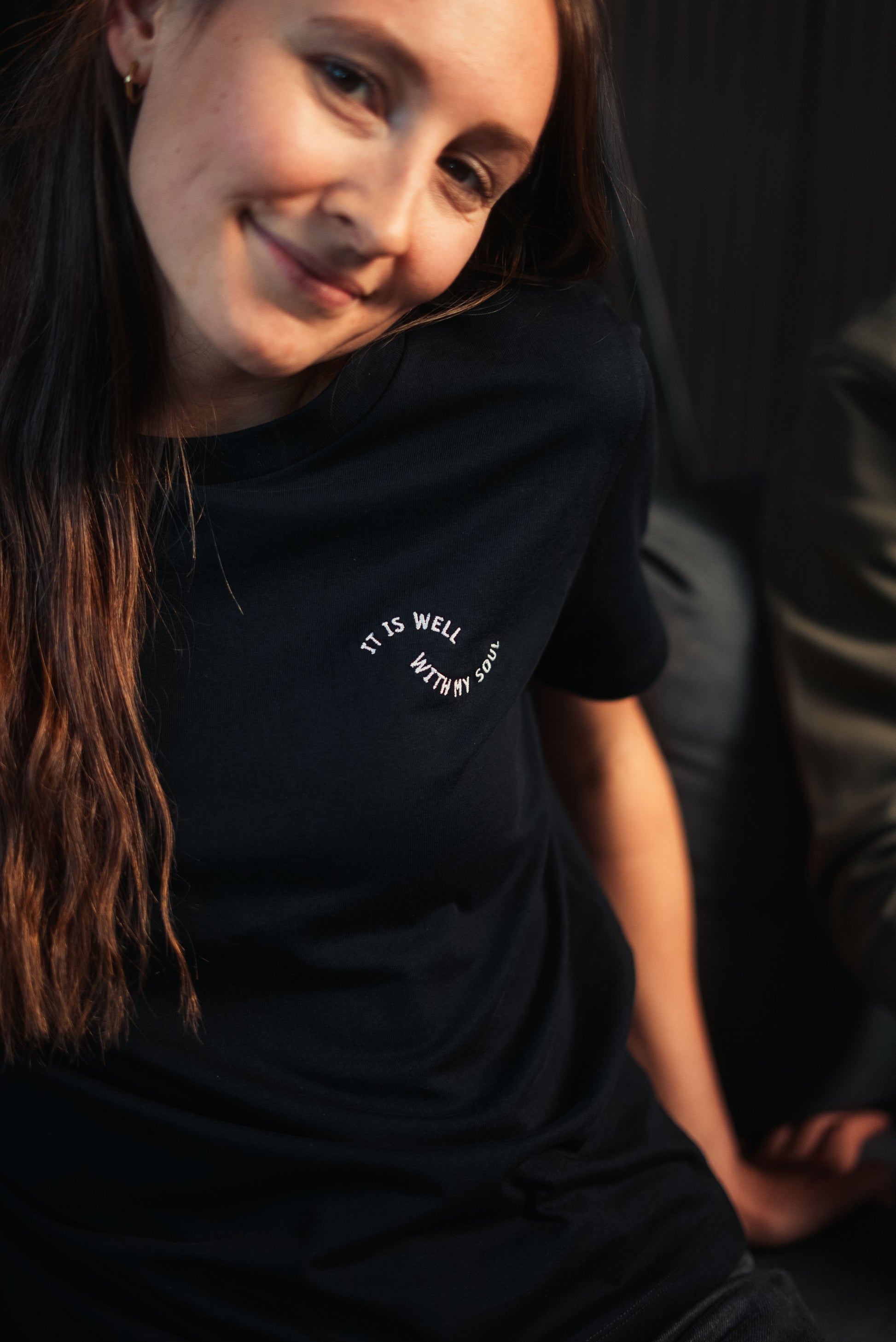 Mission One More T-Shirt mit christlicher Prägung "It is well" in schwarz aus verantwortungsvoller Produktion
