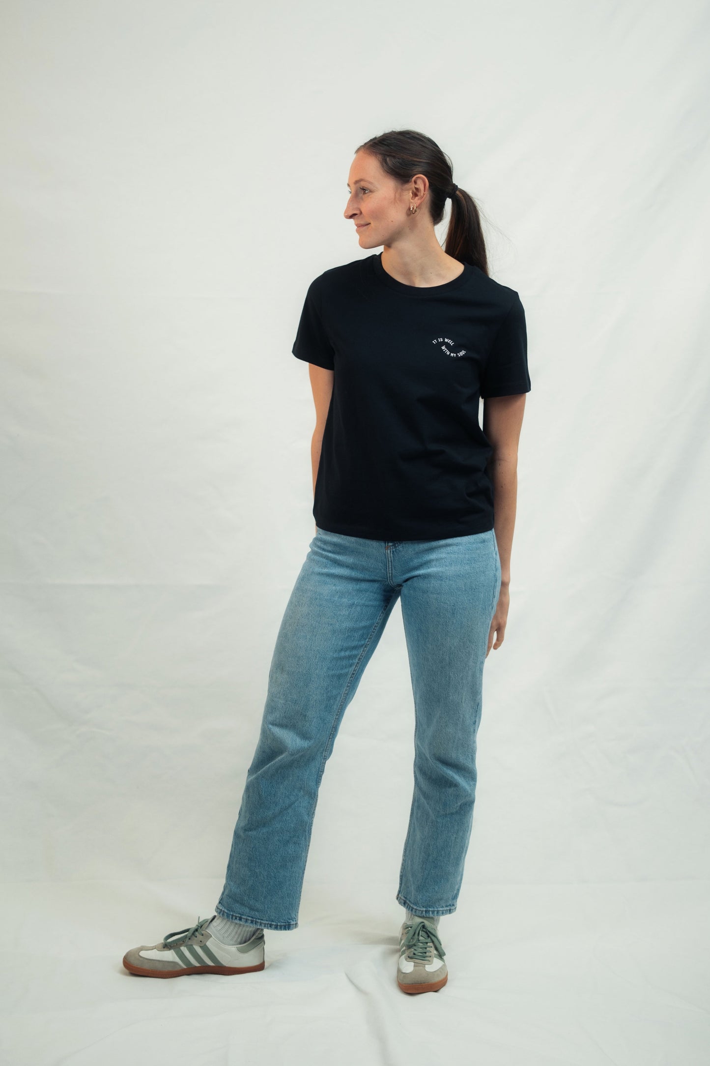 Mission One More Bio-Baumwollshirt für Frauen in schwarz - glaubensorientiertes Motiv "It is well" am Model
