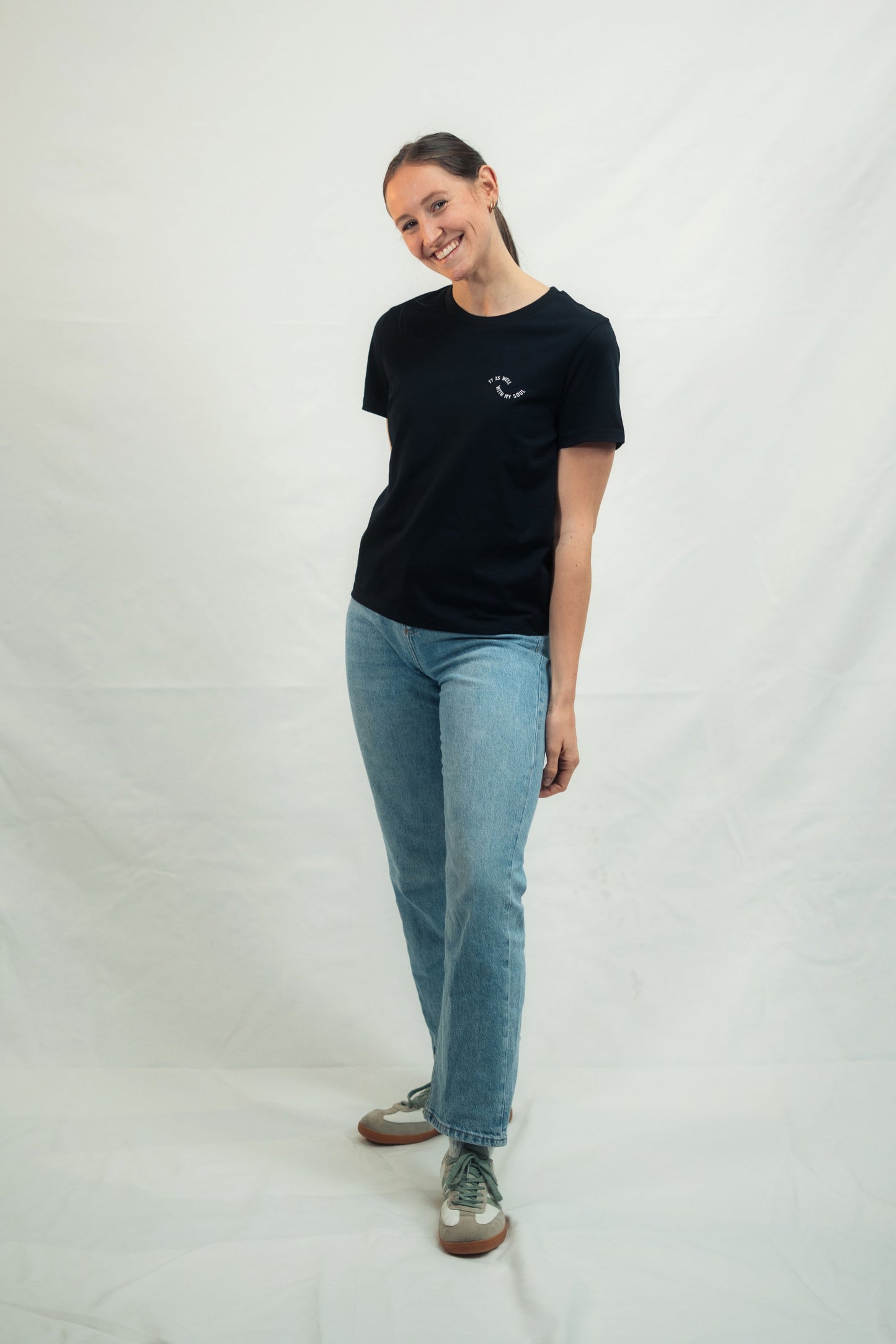 Mission One More schwarzes christliches T-Shirt "It is well" - fair gefertigt hohe Stoffqualität Modelaufnahme