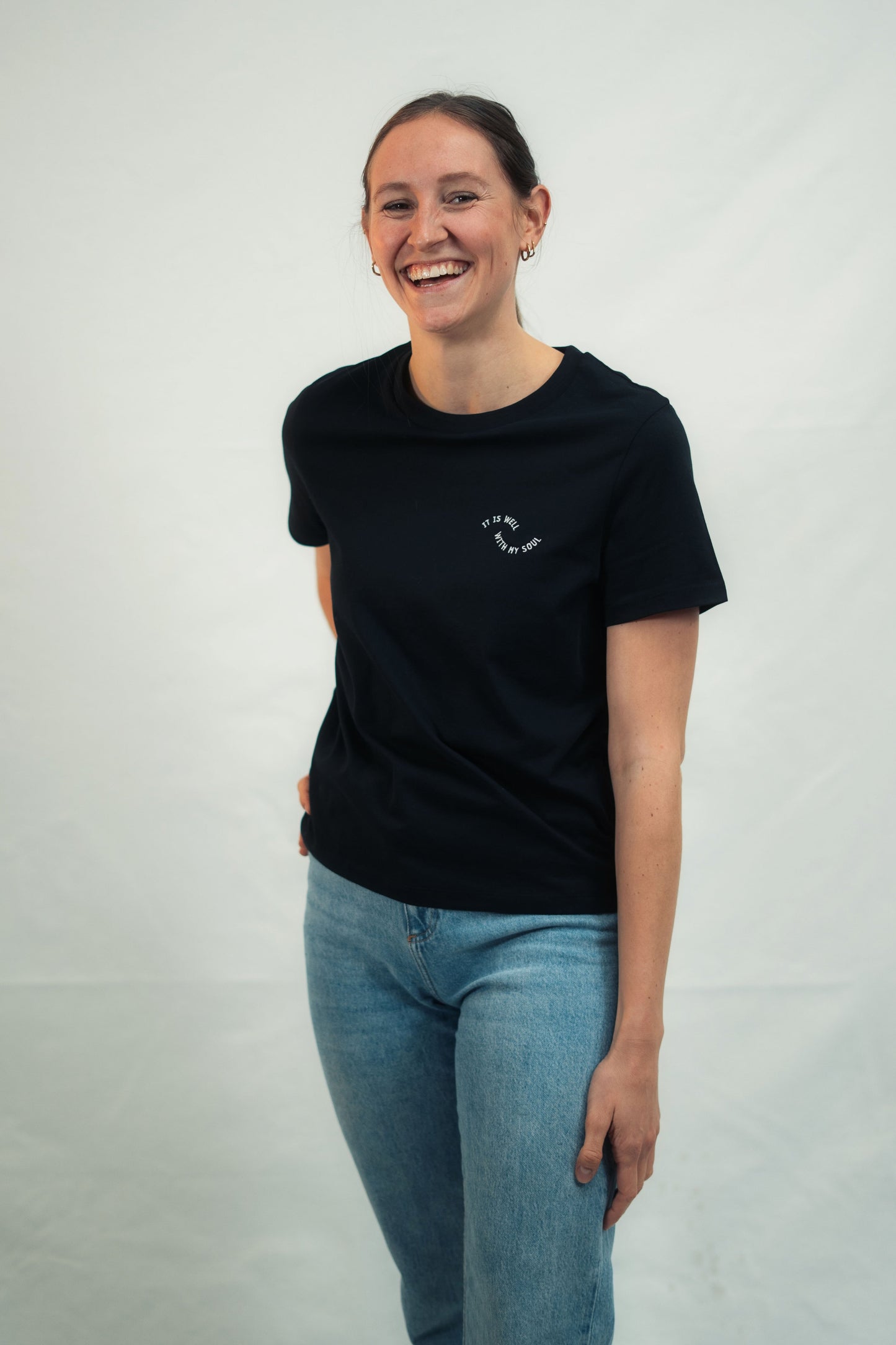 Model trägt christliches Mission One More Bio-T-Shirt ‚It is well‘ nachhaltig & fair produziert für Frauen