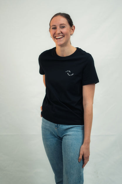 Model trägt christliches Mission One More Bio-T-Shirt ‚It is well‘ nachhaltig & fair produziert für Frauen