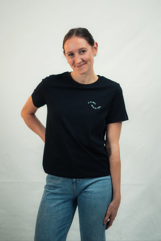 Mission One More T-Shirt "It is well" in schwarz nachhaltige Verarbeitung schlichter christlicher Stil am Model
