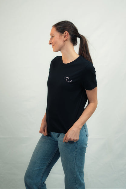 Model trägt Mission One More schwarzes Shirt aus biozertifizierter Baumwolle mit Glaubensbezug "It is well"