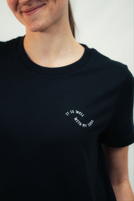 Model trägt christliches Mission One More Shirt für Frauen schlicht, modern & nachhaltig hergestellt