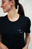 Model präsentiert Mission One More schwarzes T-Shirt "It is well" mit hochwertiger Stoffqualität Bio-Baumwolle