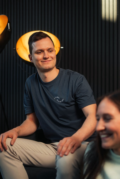 Model trägt Mission One More T-Shirt "It is well" aus nachhaltiger Bio-Baumwolle mit christlicher Botschaft