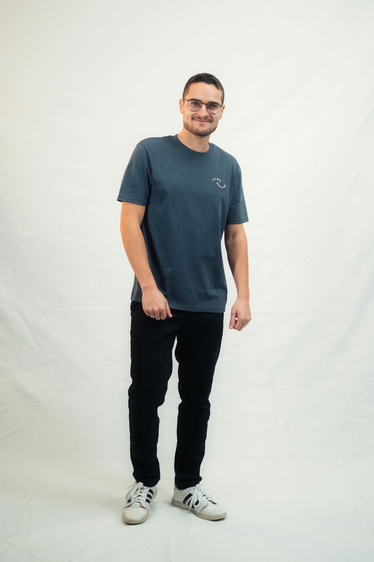 Model zeigt Mission One More T-Shirt "It is well with my Soul" aus fair produzierter Bio-Baumwolle