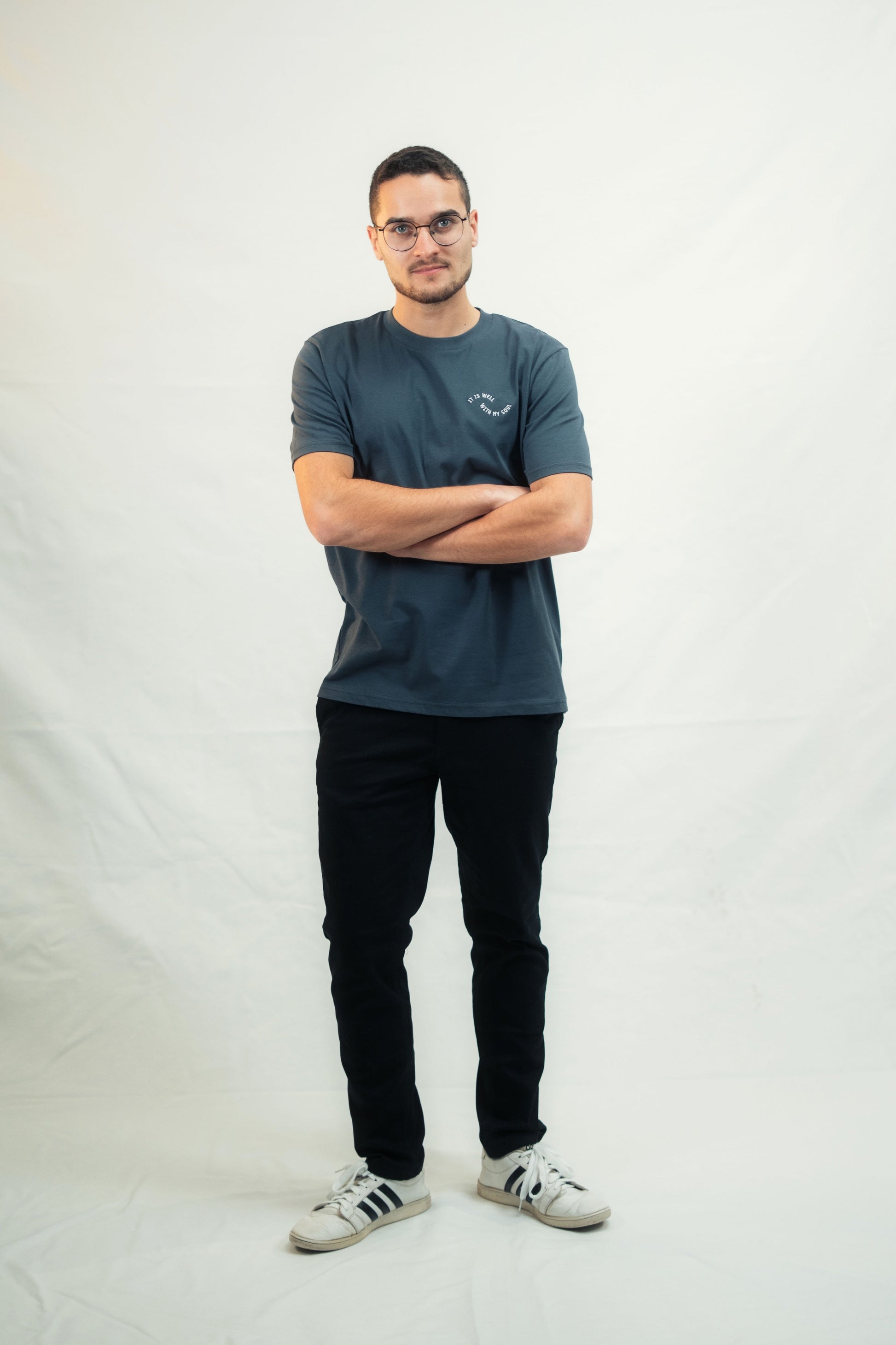 Model trägt Mission One More Glaubens-T-Shirt "It is well with my Soul" aus ökologischer Baumwolle