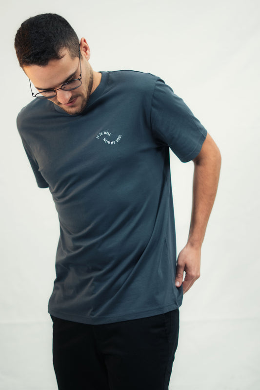 Model präsentiert christliches Mission One More Shirt "It is well" aus weicher Bio-Baumwolle nachhaltige Qualität