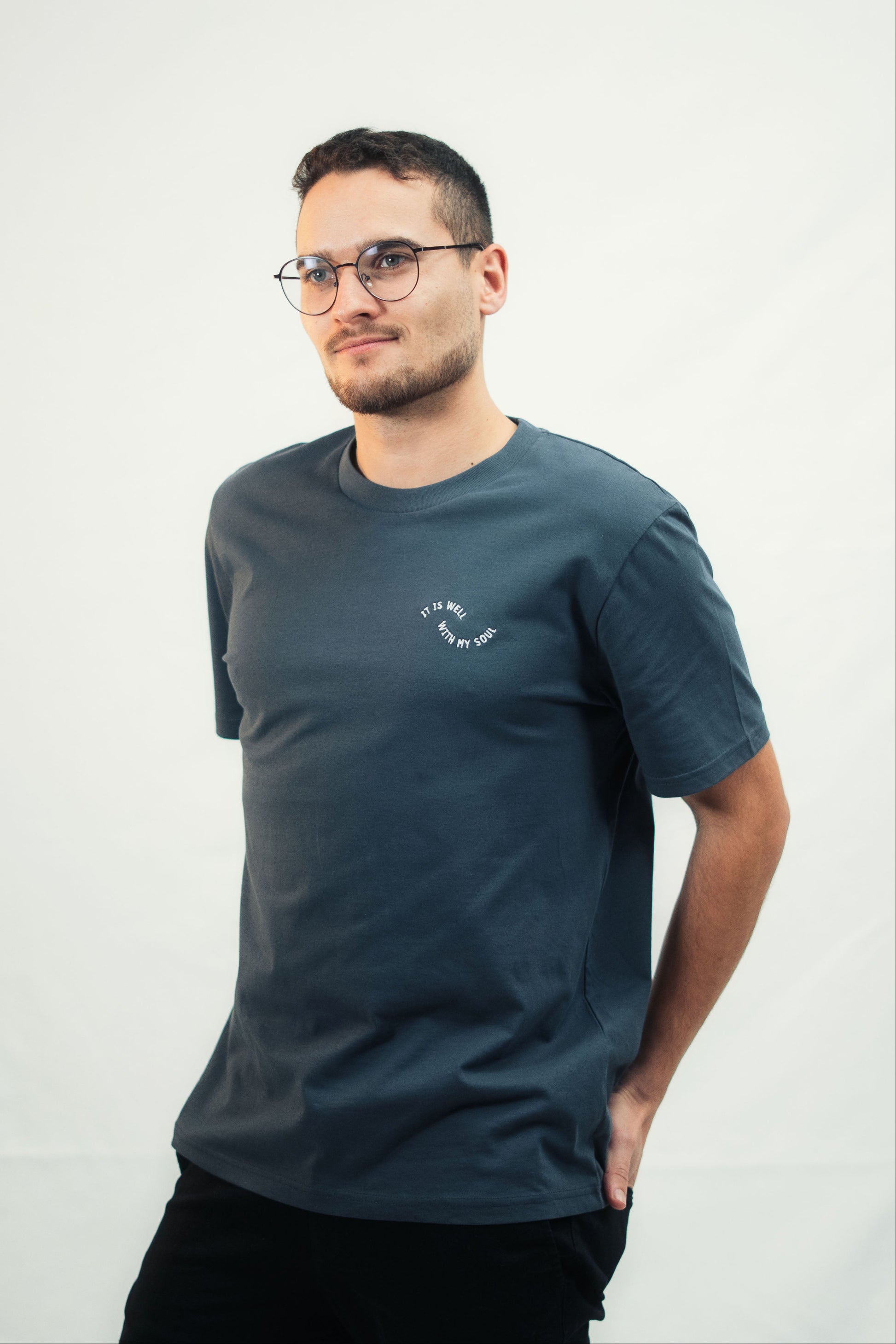 Model trägt nachhaltiges Mission One More Bio-Shirt mit christlicher Aussage "It is well with my Soul"