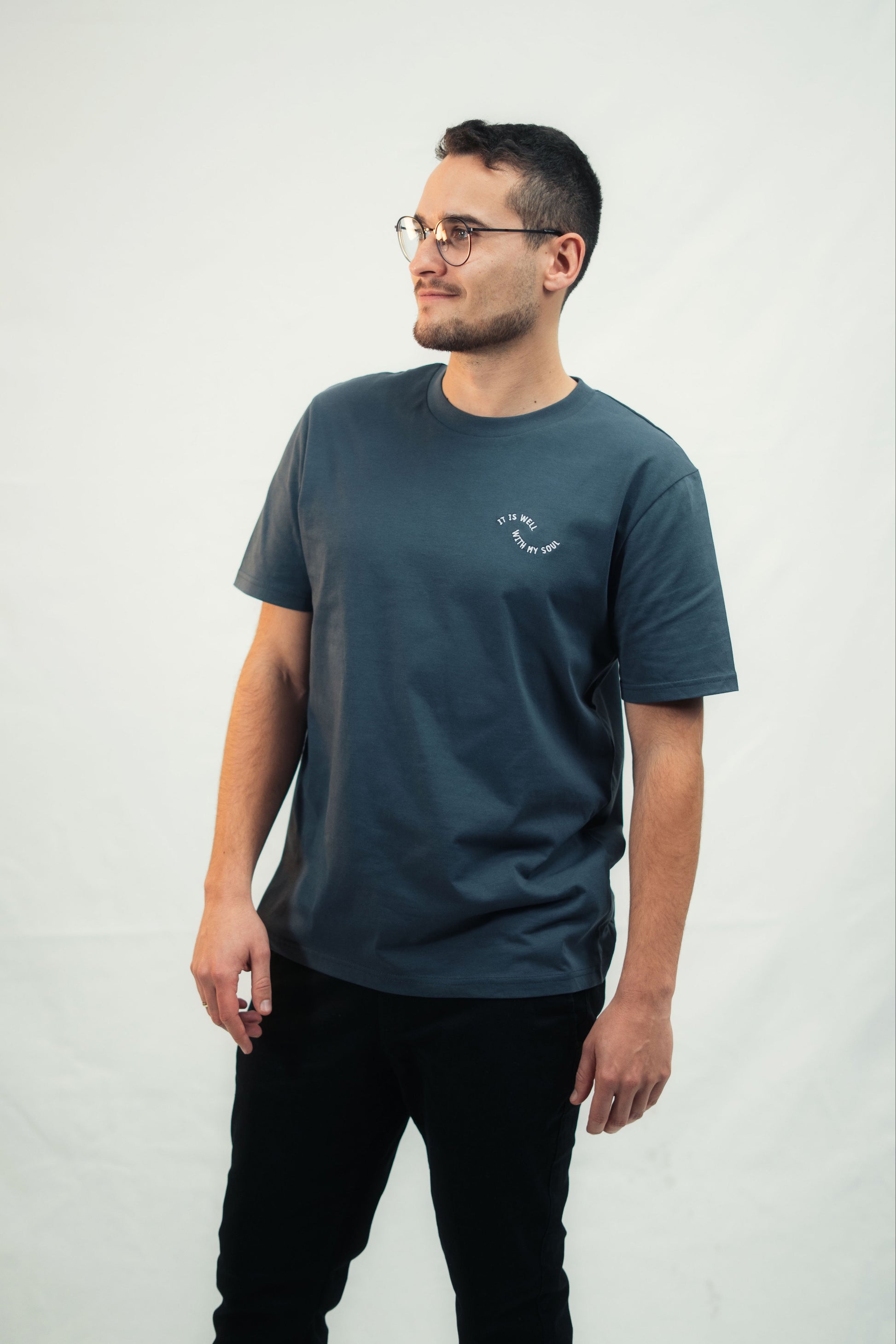 Model präsentiert christliches Mission One More Shirt "It is well" hochwertig produziert aus nachhaltigem Material