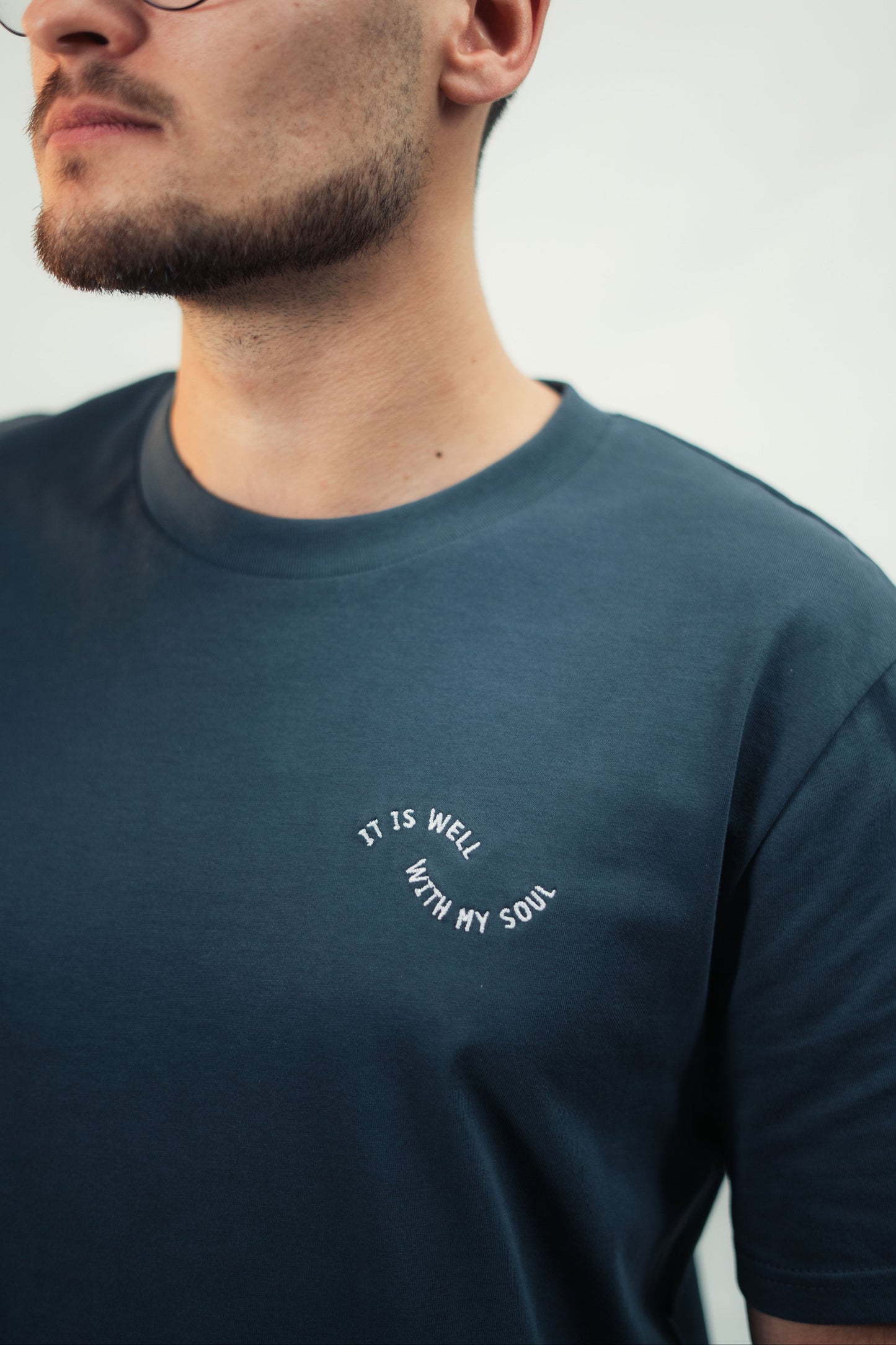 Model trägt christliches Mission One More T-Shirt schlicht, ökologisch & fair produziert - Nahaufnahme