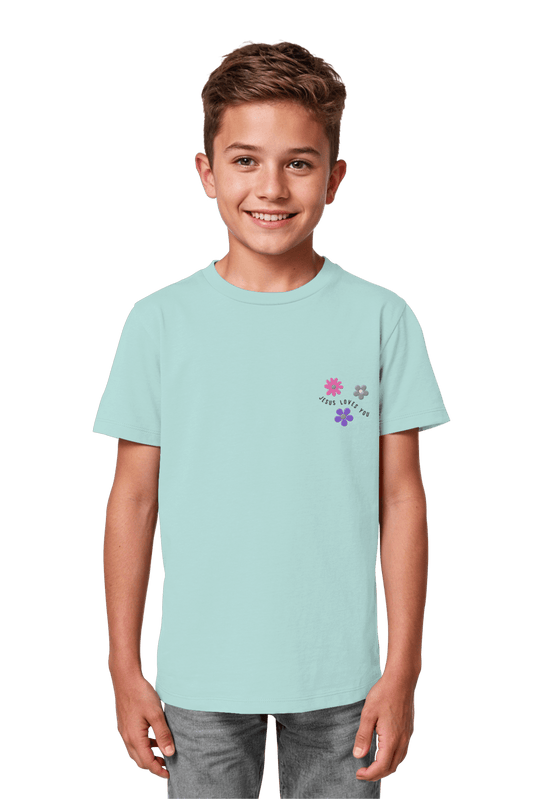 Model trägt Jesus Loves You nachhaltiges Shirt aus Bio-Baumwolle Blue, christliche Mode von Mission One More fuer Kinder