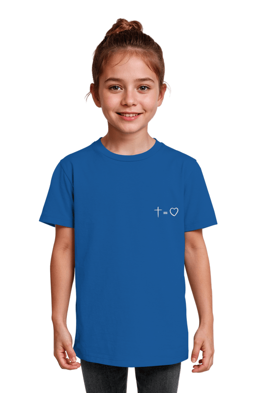 Model trägt christliches Bio-Baumwolle T-Shirt Royal Blue fuer Kinder mit dem Motiv Kreuz gleich Liebe fair hergestellt