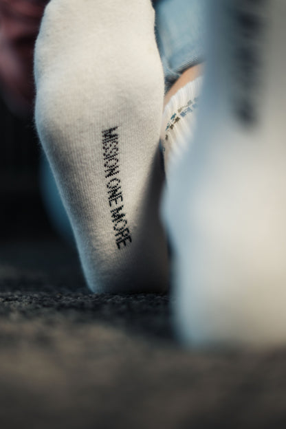 Mission One More Socken "Love One Another" mit dezentem Glaubensmotiv an Models - hochwertig verarbeitet