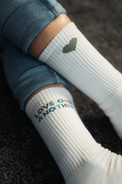 Mission One More Baumwolle-Socken mit christlichem Fokus "Love One Another" getragen von Model