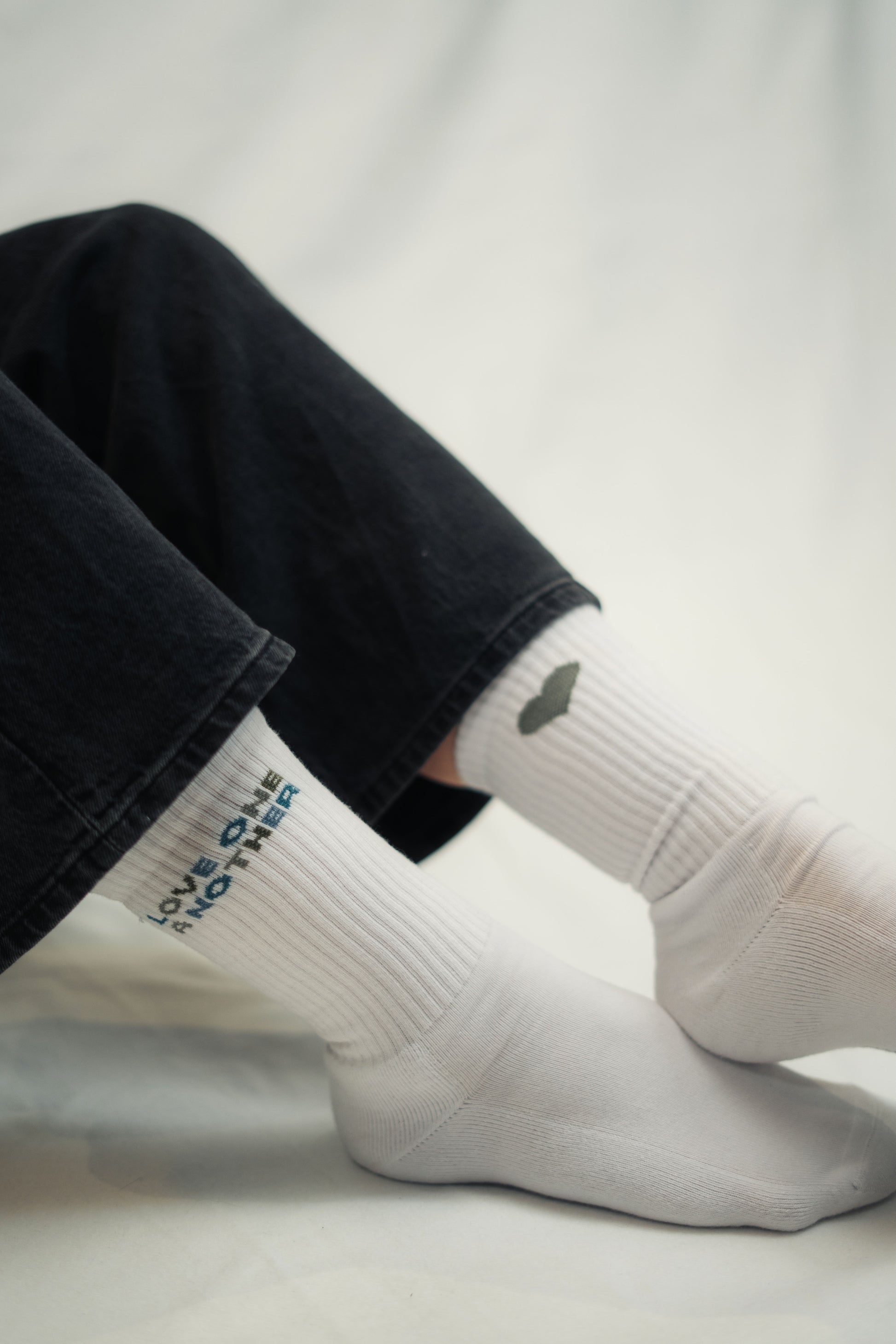 Mission One More Socken mit christlichem Stick "Love One Another" in weiß aus verantwortungsvoller Produktion