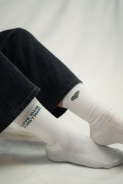Mission One More Socken mit christlichem Stick "Love One Another" in weiß aus verantwortungsvoller Produktion