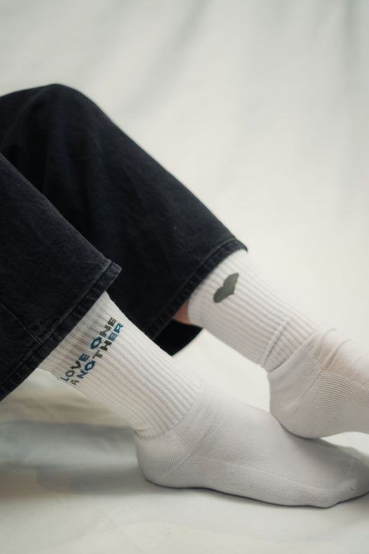 Mission One More Socken mit christlichem Stick "Love One Another" in weiß aus verantwortungsvoller Produktion