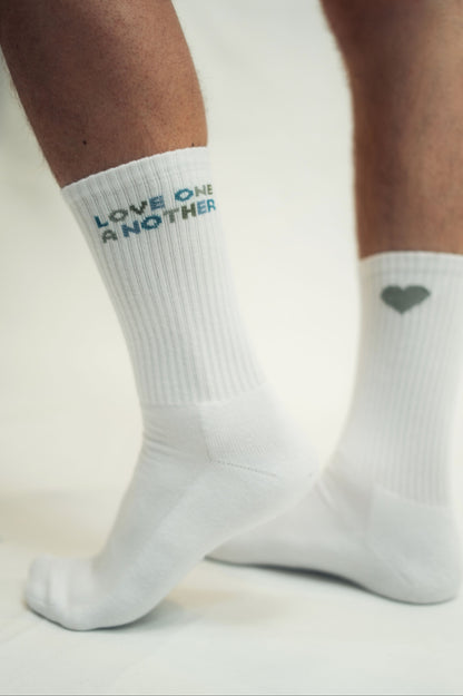 Mission One More Unisex Socken fair & ökologisch produziert dezente Glaubensnote am Model "Love One Another"