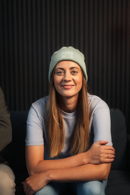 Mission One More Fair Fashion Beanie von Model getragen in moderner Lounge - christliche Streetwear