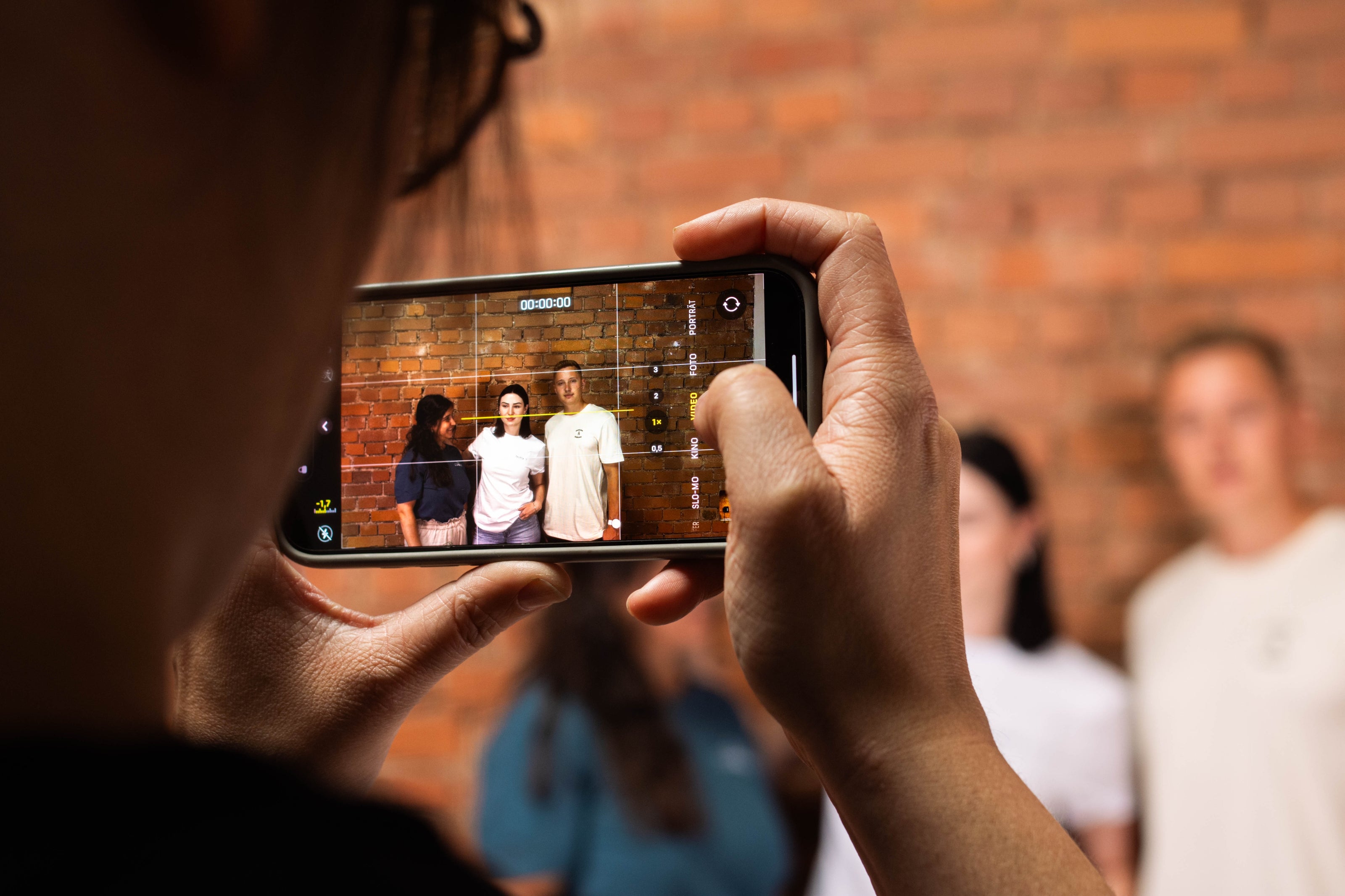 Models tragen Mission One More T-Shirts aus zertifizierter Bio-Baumwolle fair produziert